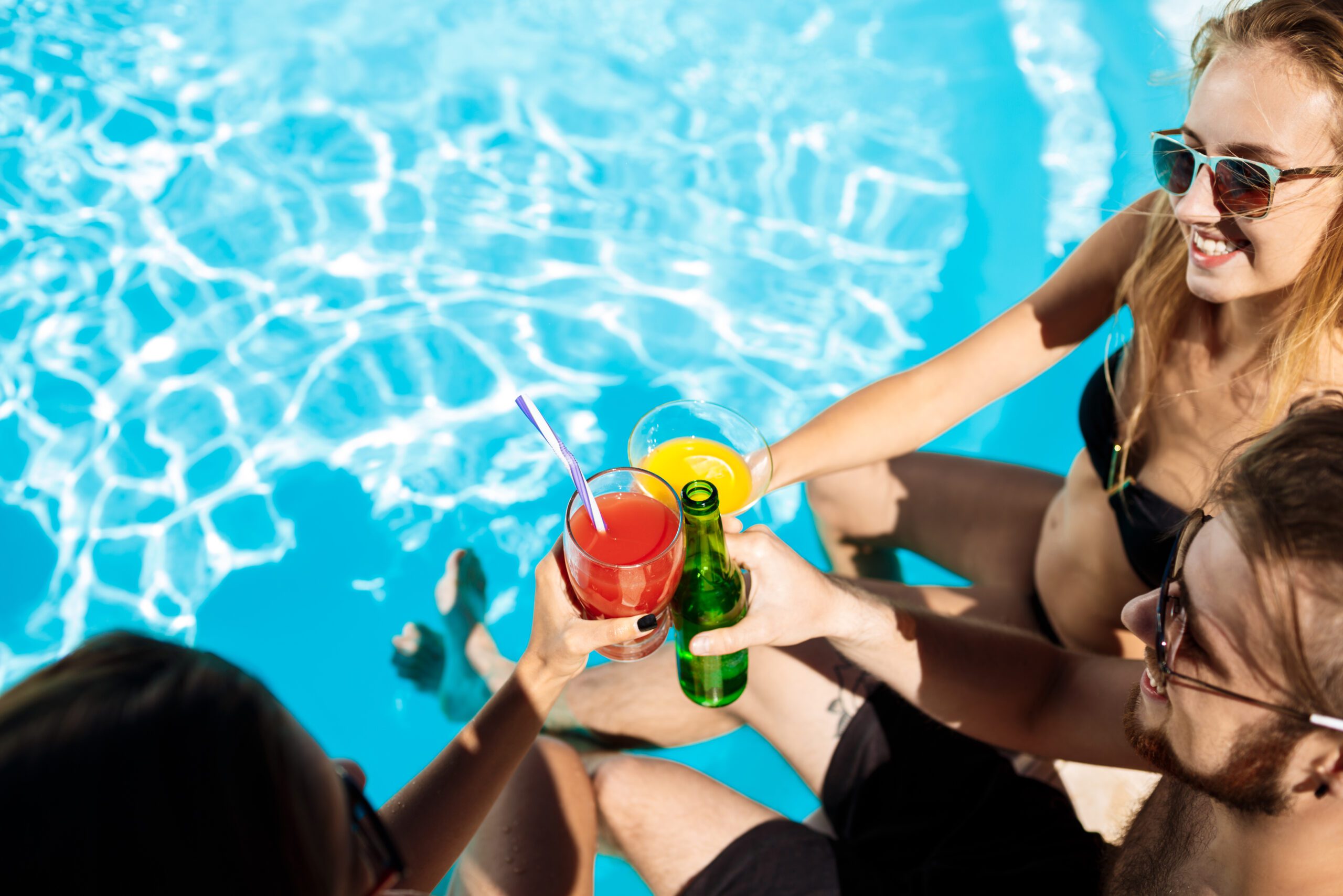amigos hablando sonriendo bebiendo cocteles descansando relajandose cerca piscina scaled